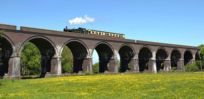 A GWR train steaming across Stanway viaduct.